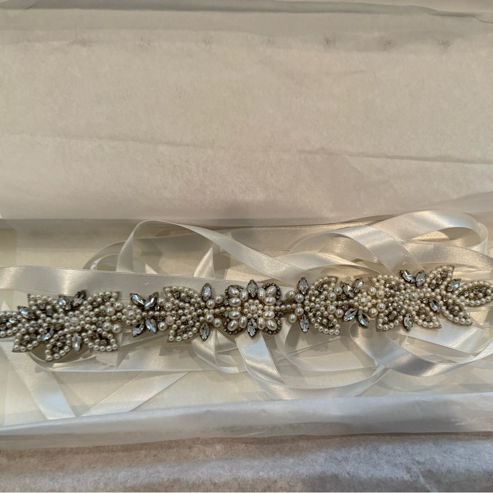 UNTAMED PETALS BY AMANDA JUDGE Pearl and Crystal Belt